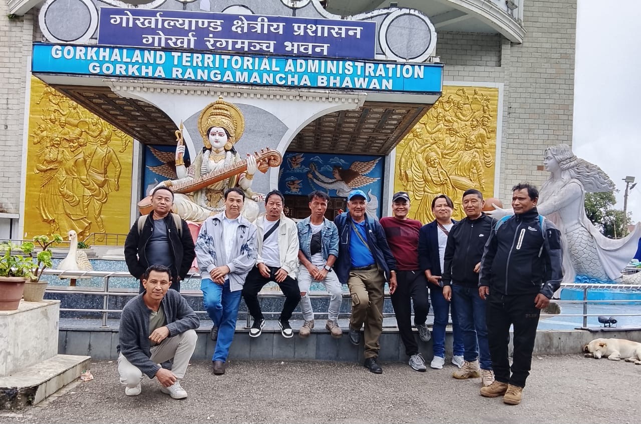 दार्जिलिङ बालासन जल परियोजनाका कर्मचारीद्वारा विधायक नोमन राईलाई वह बुझाए ज्ञापन पत्र