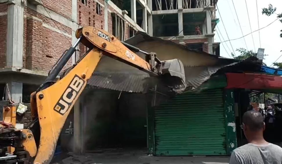 सिलगढी: वर्षातमा डुबान रोक्न एसएमसीको सक्रियता: ठुला नाला माथिका अतिक्रमण हटाउन सुरु