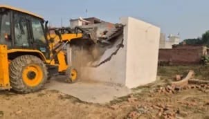 सिलगढी: नदीको बाँध मिचेर बनाइएको तृणमूल कांग्रेसको कार्यालयमा चल्यो बुलडोजर, सरकारी जग्गा मुक्त