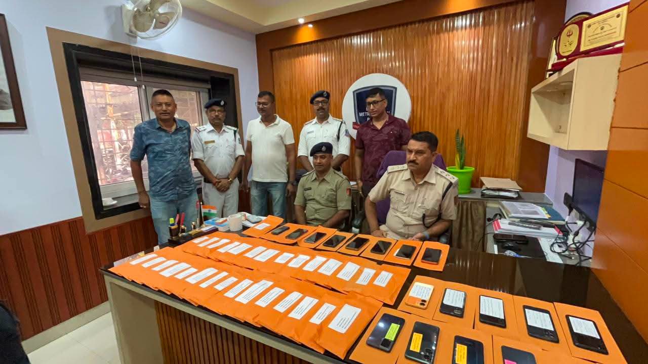 सिलिगुडी पुलिसद्वारा ५० वटा हराएका मोबाइल फोन बरामद, धनीलाई फिर्ता