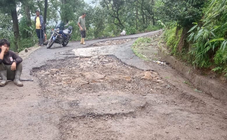 मैला फ्याँक्ने डम्पिङ ग्राउण्डसम्म पुग्ने रोड मरमत्तिको कारणले तालिम दिनसम्म मैलाहरु फ्याँक्न र संकलन गर्न असमर्थ हुने नगरपालिका