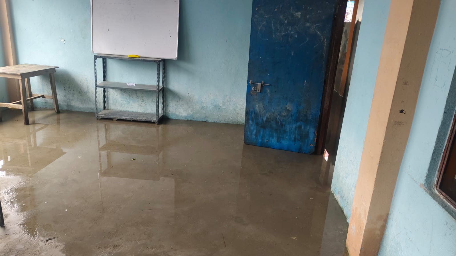 कक्षामा पानी पसेर विद्यार्थीहरूको अध्ययनमा वाधा
