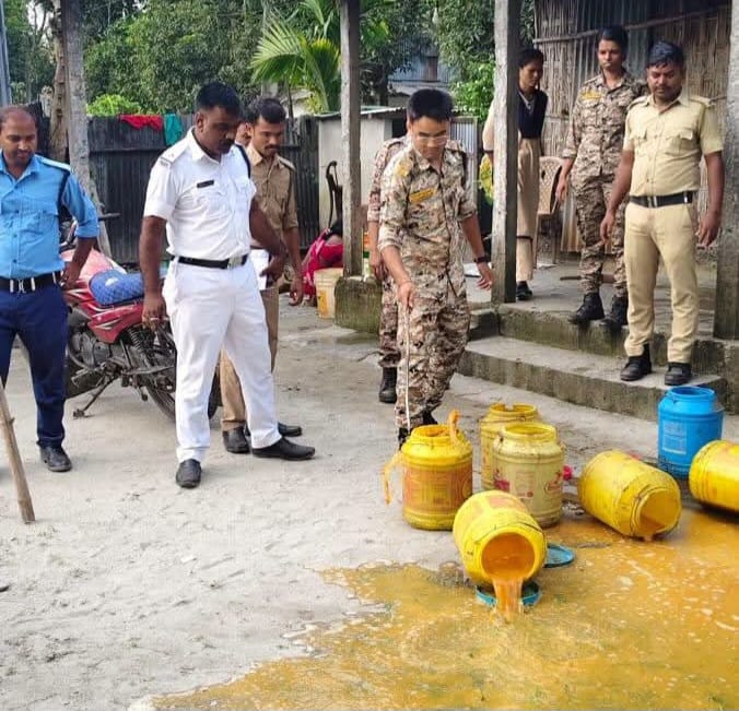 पुलिसको छापामा लाखाेंकाे अवैध रक्सी र कच्चा पदार्थ बरामद