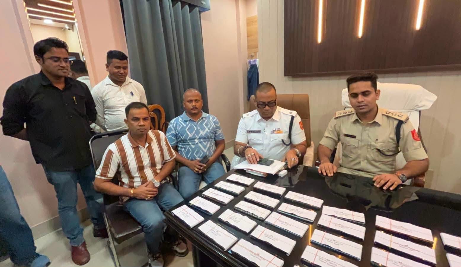 प्रधान नगर पुलिसद्वारा ४५ वटा हराएका मोबाइल फोन बरामद, धनीलाई हस्तान्तरण