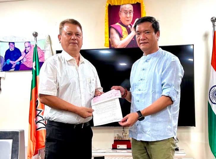 অরুণাচল: বন্যাত্রাণে ১.০৬ লক্ষ টাকা অনুদান দিল শিলিগুড়ি অরুণাচল পেনশনার্স ওয়েলফেয়ার অ্যাসোসিয়েশন