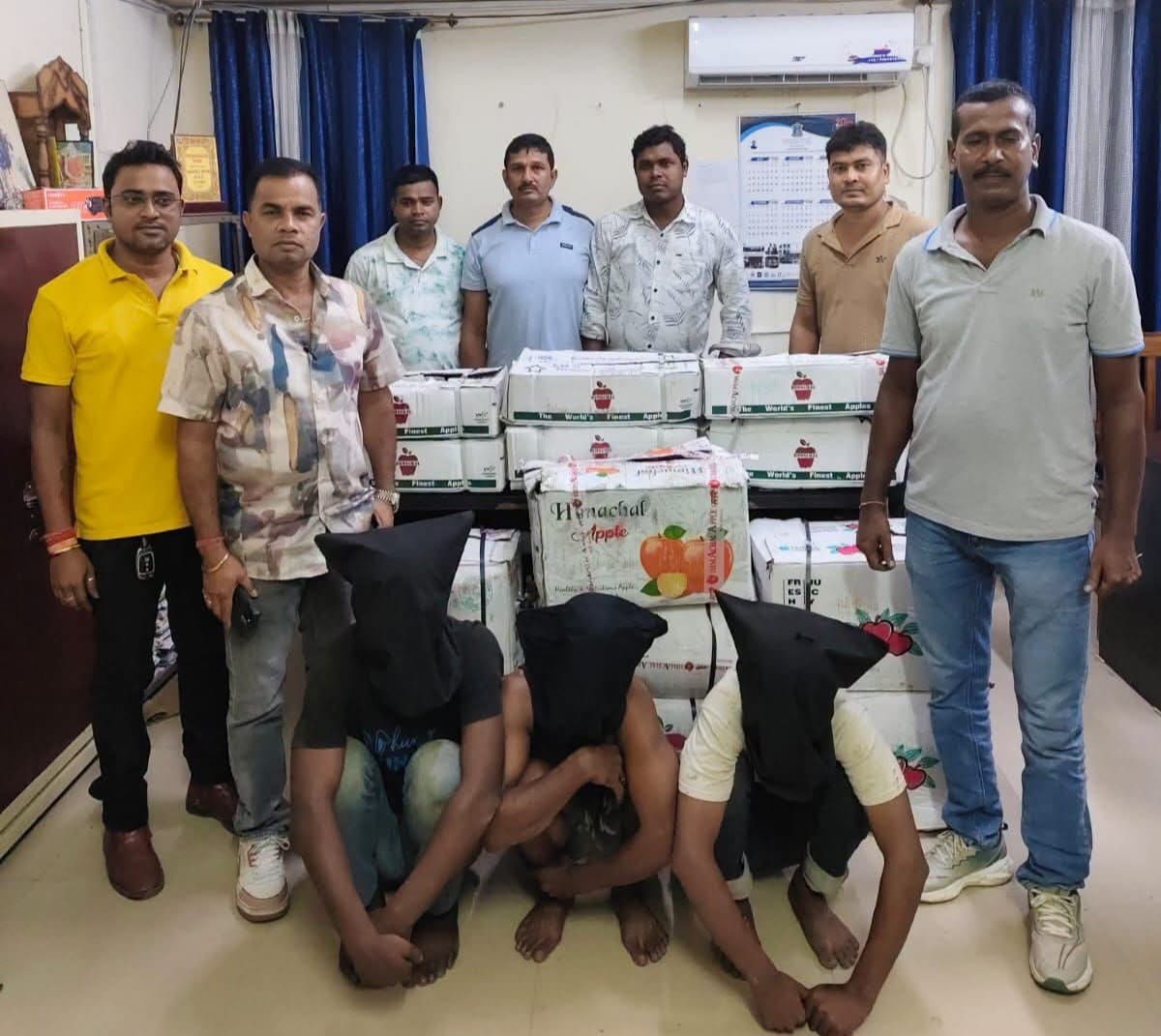 শিলিগুড়ি: বন্দুকের মুখে আপেল লুঠকারী একটি দলের তিন সদস্যকে গ্রেফতার