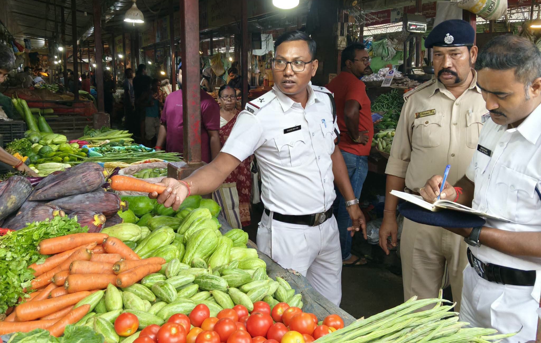 पुलिस द्वारा हैदरपाड़ा बाजार में स्टॉक और मूल्य जांच