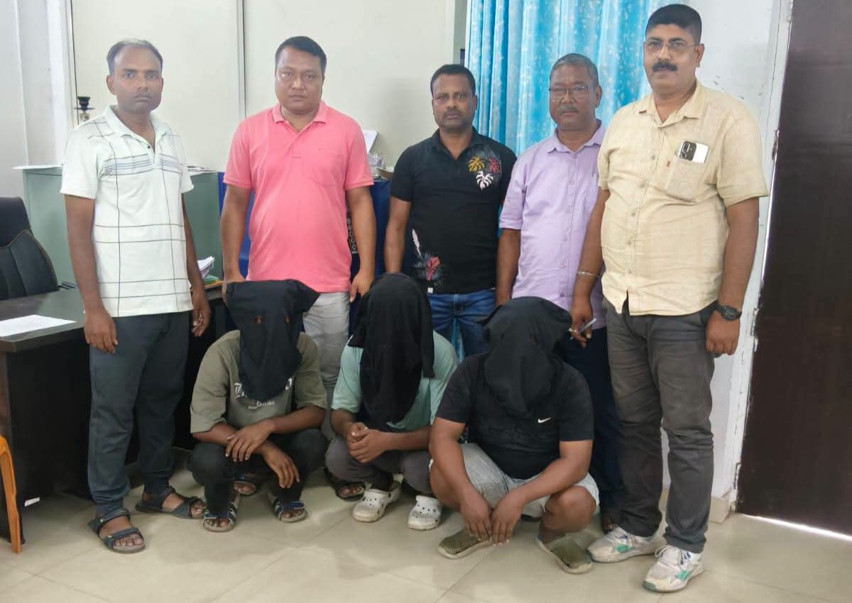 सिलगडी: अवैध नदीजन्य गिट्टी-बालुवा उत्खननविरुद्ध पुलिसको कडा कारबाही, ३ जना गिरफ्तार