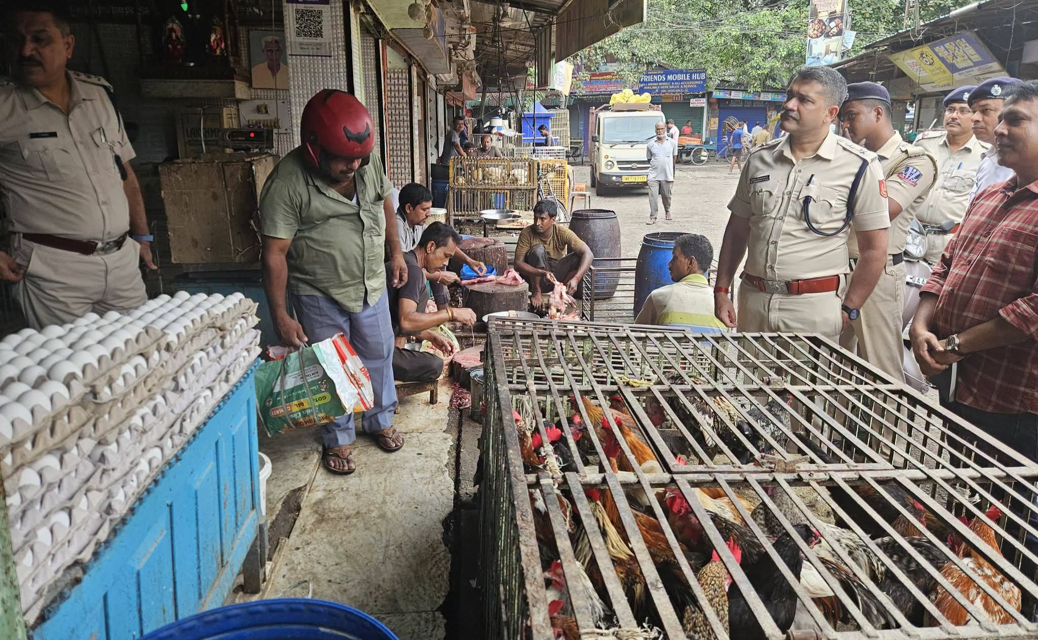 सिलगढी: शहरका बजारमा पुलिस र खाद्य नियन्त्रण टोलीको अनुगमन