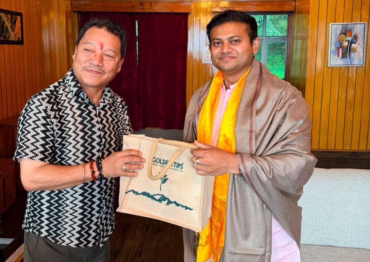बंगालका कानुन मन्त्रीसित गोजमुमो अध्यक्ष बिमल गुरुङको भेटघाट