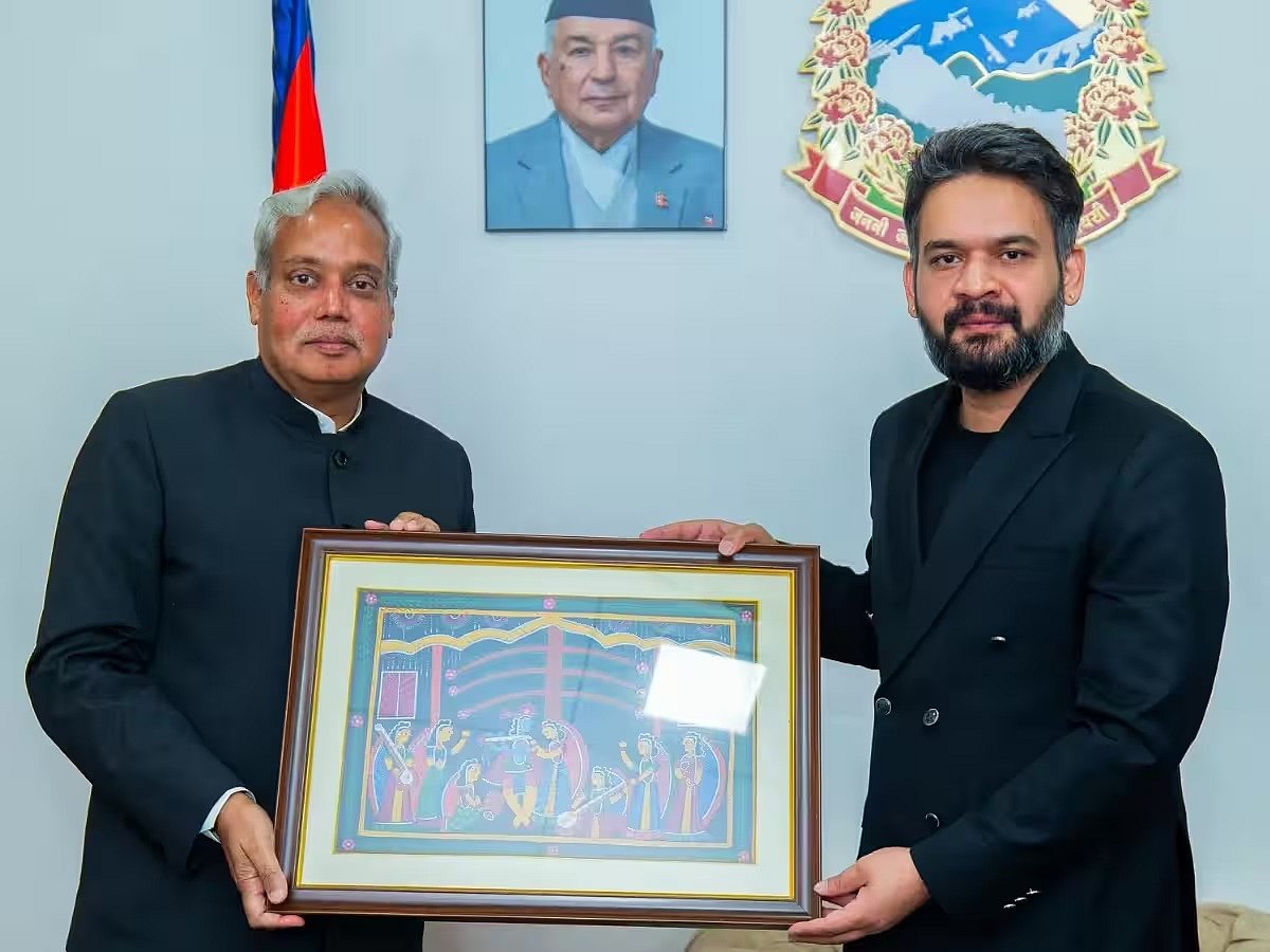 sanmarg_2026-08-10_rkvo0rhw_भारत-के-राजदूत-...नवास्...रान-मैथिली-चित्र-भेंट-करते-प्रधानमंत्री-बालेंद्र-शाह