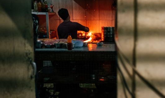 राजगञ्ज: खानाको गुणस्तर खस्किएपछि राजगञ्जका होटेल र रेस्टुरेन्टमा खाद्य प्रविधि विभागको छापा